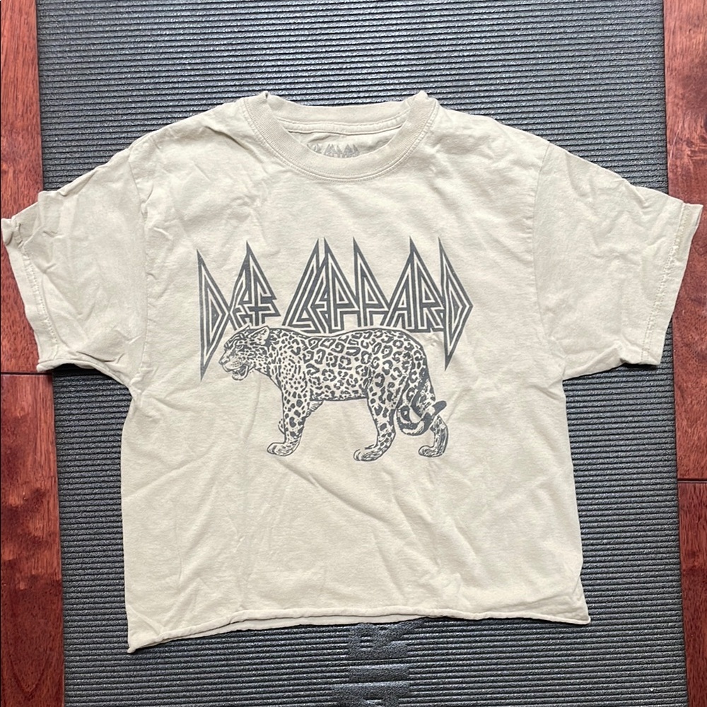 Cream Short Sleeve Tee with Artistic Graphic
